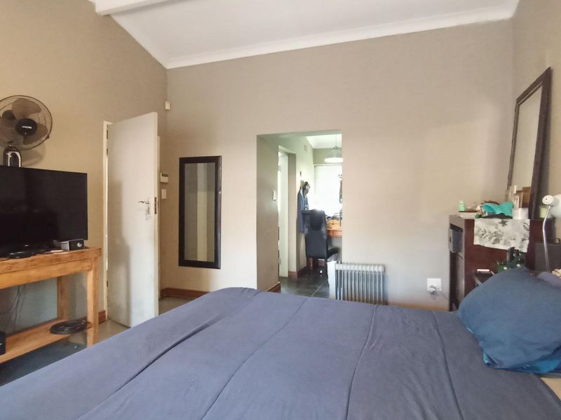 STUNNING LARGE FAMILY HOME IN THE SOUGHT-AFTER ELDORAIGNE AREA - Photo 10