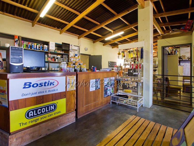 Light Industrial Area, Henties Bay:  Warehouse/Workshop with Flat is for Sale - Photo 8