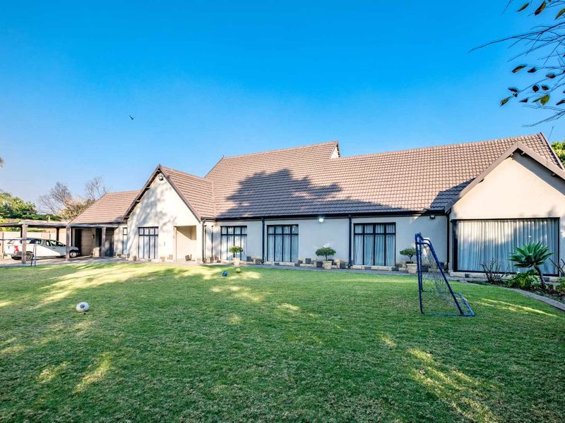 Luxurious 5-Bedroom Home situtated in Lakefield with Heated Pool & Borehole Access - Photo 2
