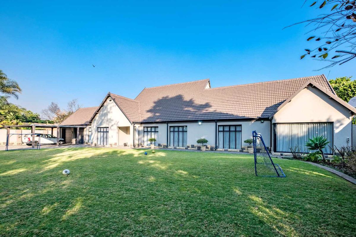 Luxurious 5-Bedroom Home situtated in Lakefield with Heated Pool & Borehole Access - Photo 2