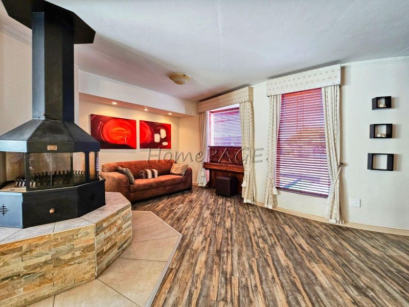 Meersig, Walvis Bay:  BEAUTIFUL, MODERN 5 Bedr home in POPULAR AREA - Photo 6