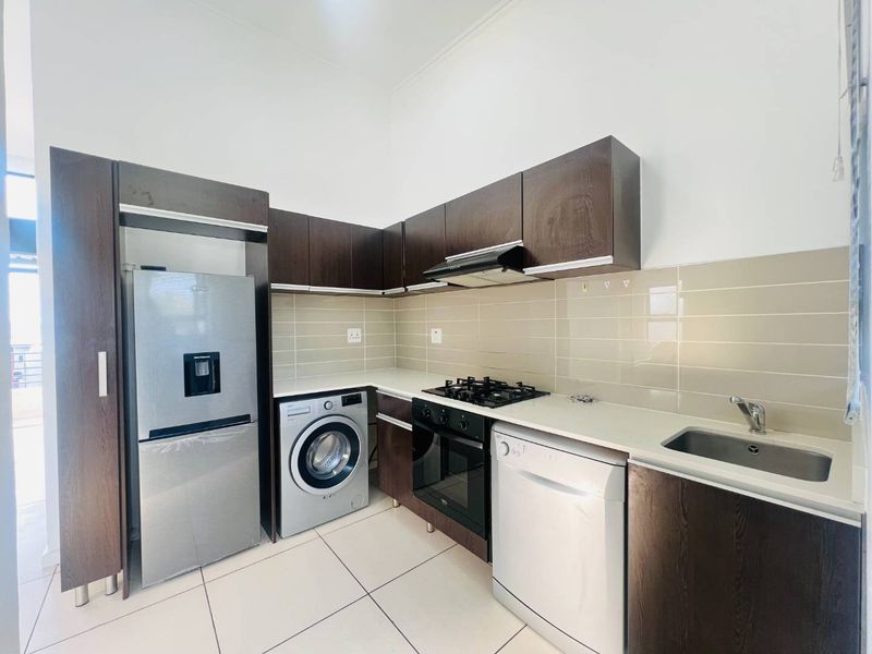 Modern Double-Volume 1-Bedroom Apartment with Stunning Views in Dainfern - Photo 2