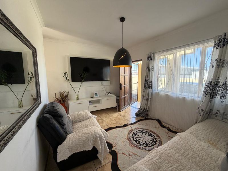 FOR SALE: CHARMING 2-BEDROOM UNIT WITH LOW LEVIES & MODERN COMFORT, MONDESA,NAMIBIA - Photo 2