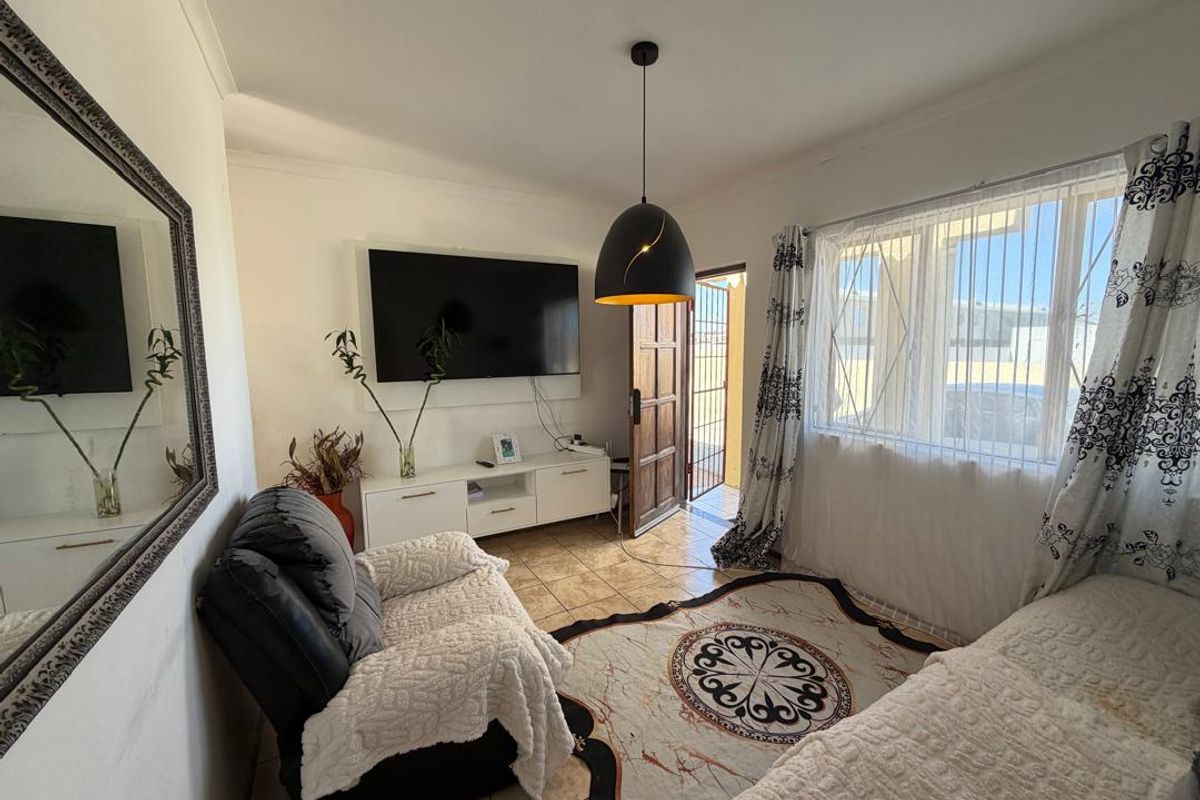 FOR SALE: CHARMING 2-BEDROOM UNIT WITH LOW LEVIES & MODERN COMFORT, MONDESA,NAMIBIA - Photo 2