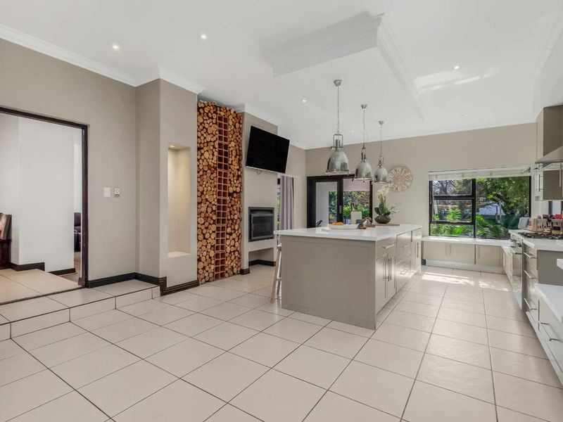 STYLISH PRIVATE 4 BEDROOM ENTERTAINER RESIDENCE, PERFECTLY POSITIONED IN THE STRATFORD GARDENS. - Photo 7
