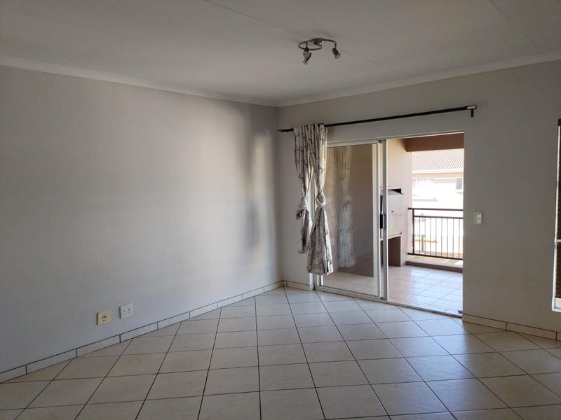 Secure & Spacious 2 Bedroom First Floor Apartment - Photo 5