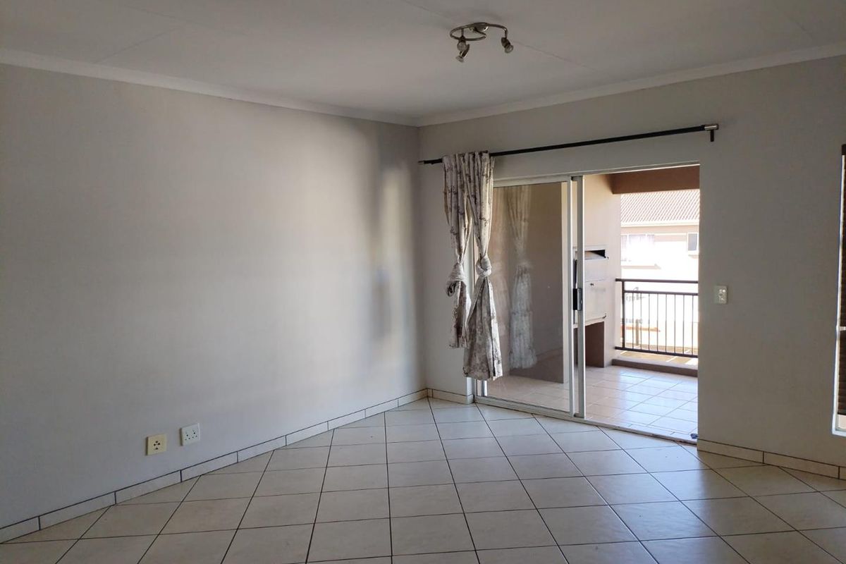 Secure & Spacious 2 Bedroom First Floor Apartment - Photo 5