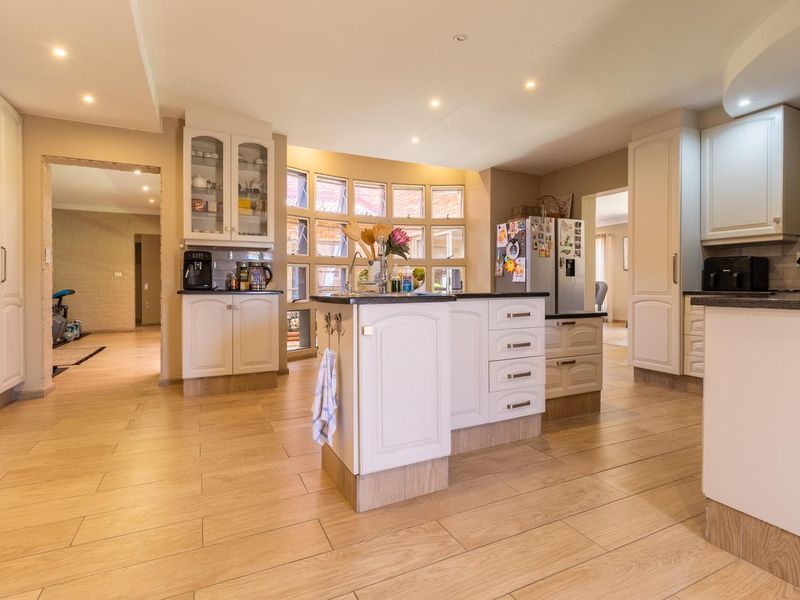 Immaculate four bedroom home with all the bells and whistles - Rooihuiskraal - Photo 9