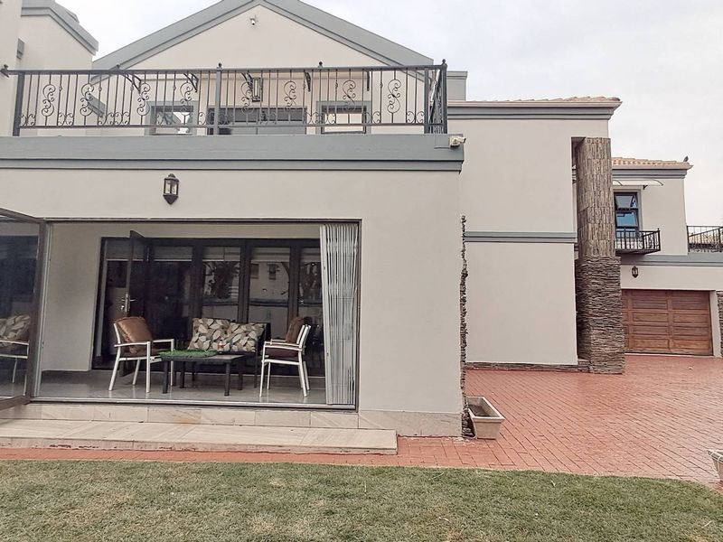 A beautiful dream home in a sought after neighbourhood:RELOCATION SALE - Photo 4