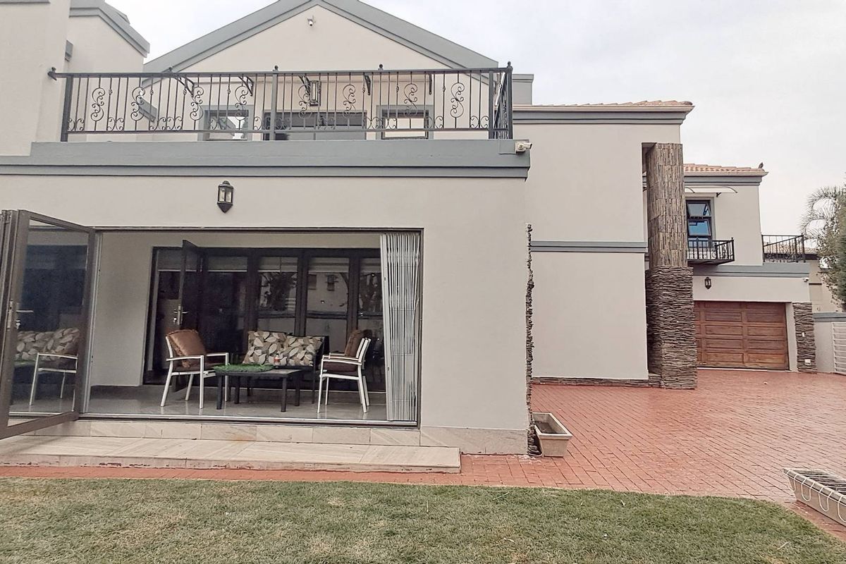 A beautiful dream home in a sought after neighbourhood:RELOCATION SALE - Photo 4