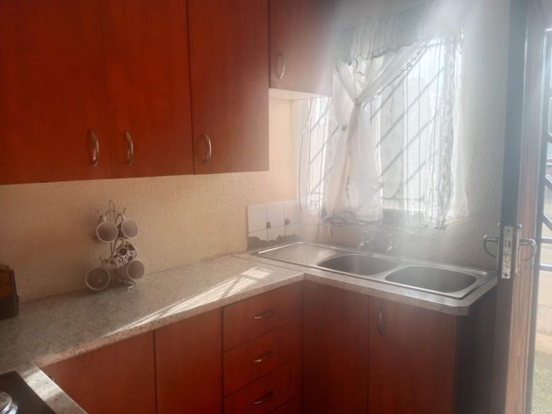 Comfortable 3 Bedroom Simplex To Let - Photo 8