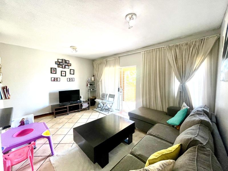 Garden Living Meets Lock-Up-and-Go Convenience - Photo 4