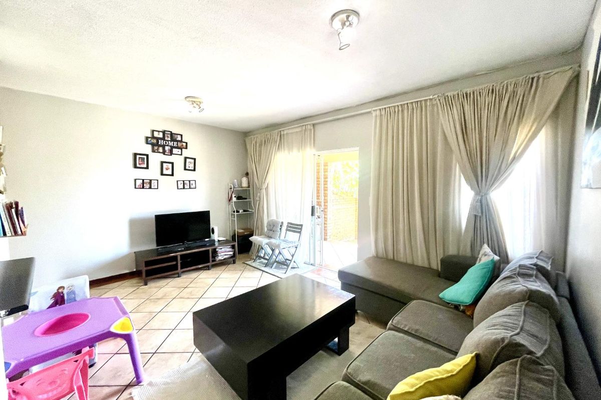 Garden Living Meets Lock-Up-and-Go Convenience - Photo 4