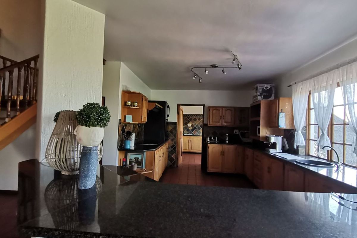 Modern 6 Bedroom Thatch Roof House for sale in Waverley - Photo 2