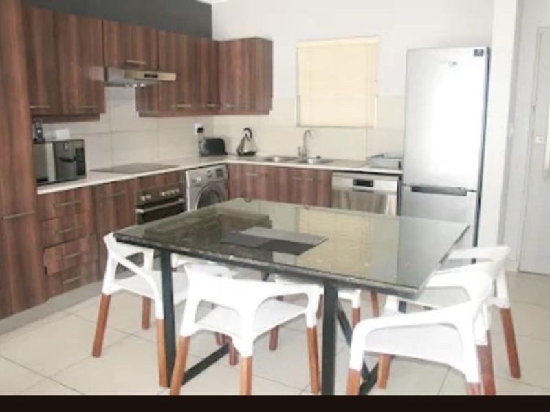 Immaculate fully furnished 2 Bedroom Garden apartment - Photo 2
