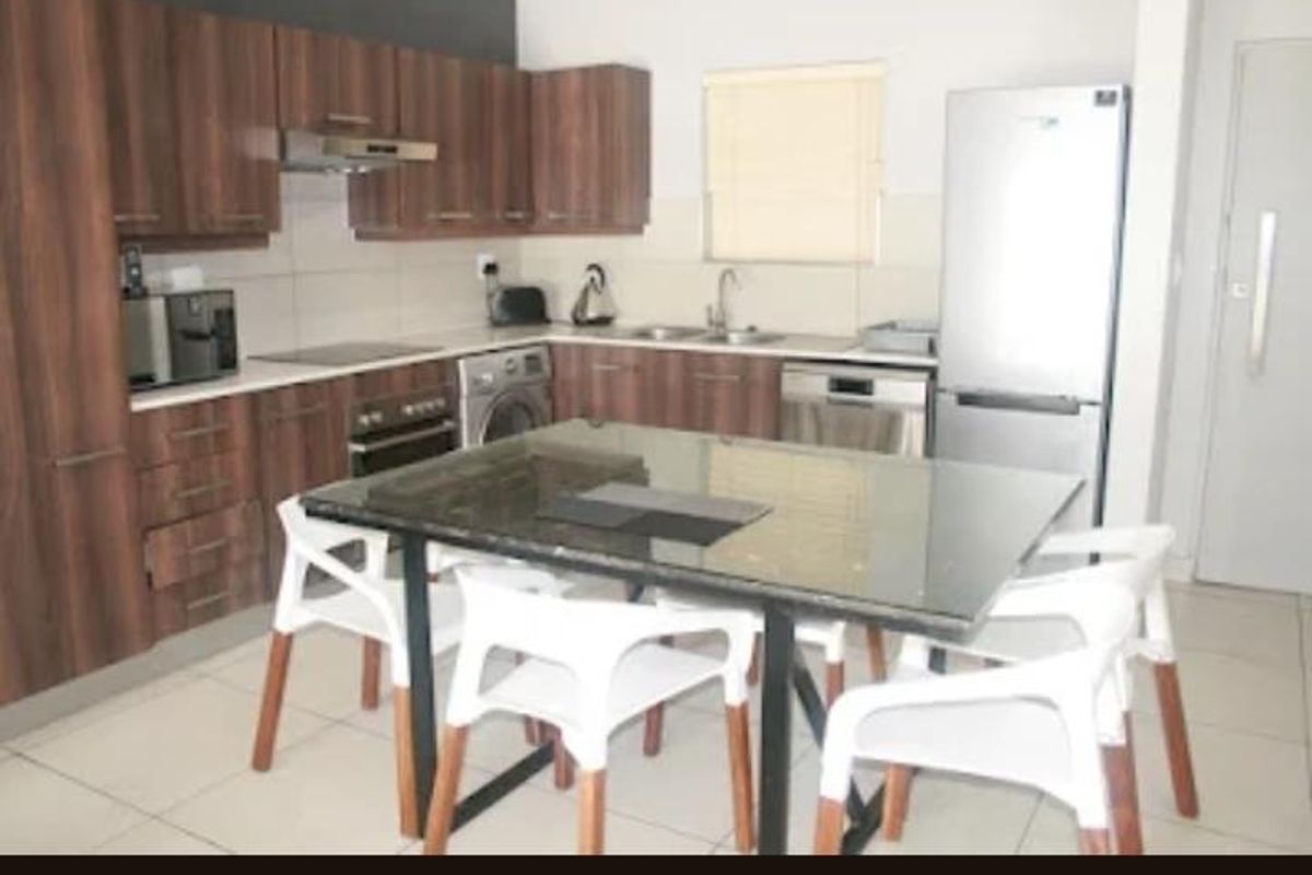 Immaculate fully furnished 2 Bedroom Garden apartment - Photo 2