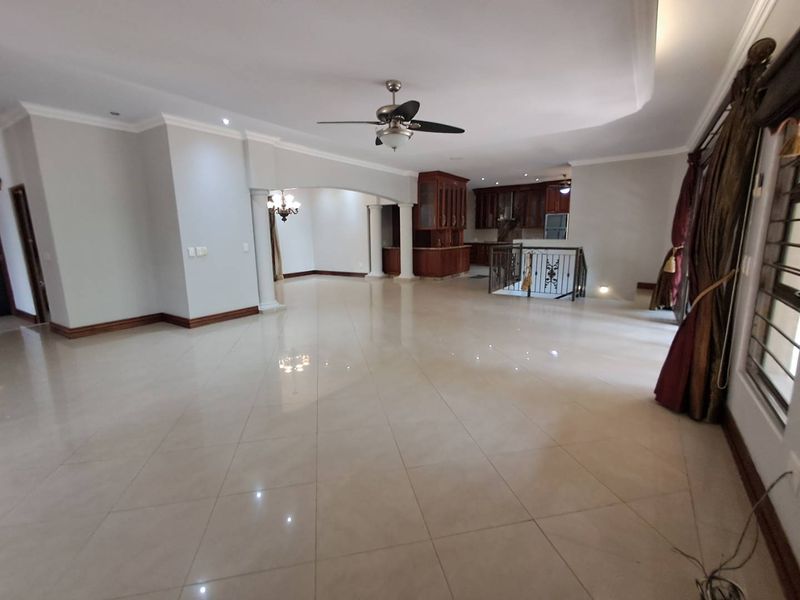 4 Bedroom, 4.5 bath, Elegant Family Home - Magalieskruin - Photo 7