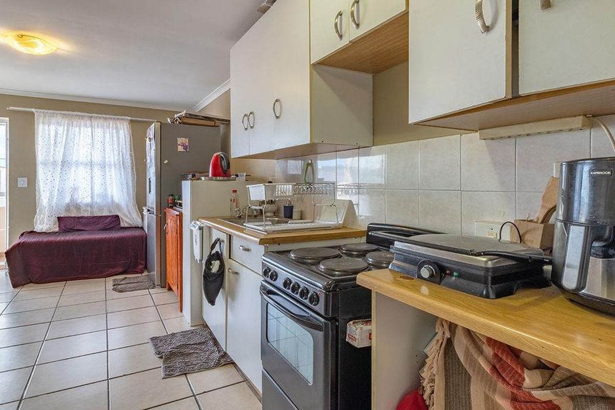 Neat 1 Bedroom Apartment For Sale In Bothasig - Photo 3