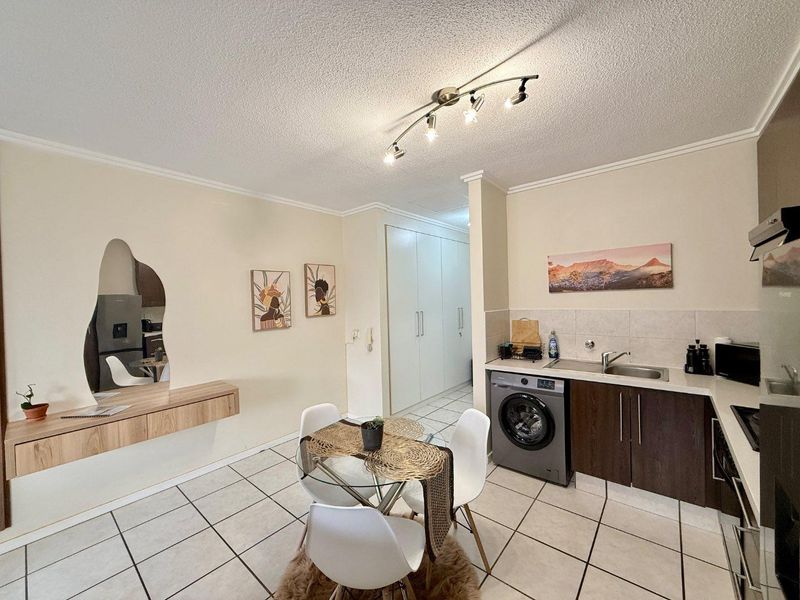 Fully Furnished And Equipped Studio In A Secure Complex Within Walking Distance Of Shops - Photo 9