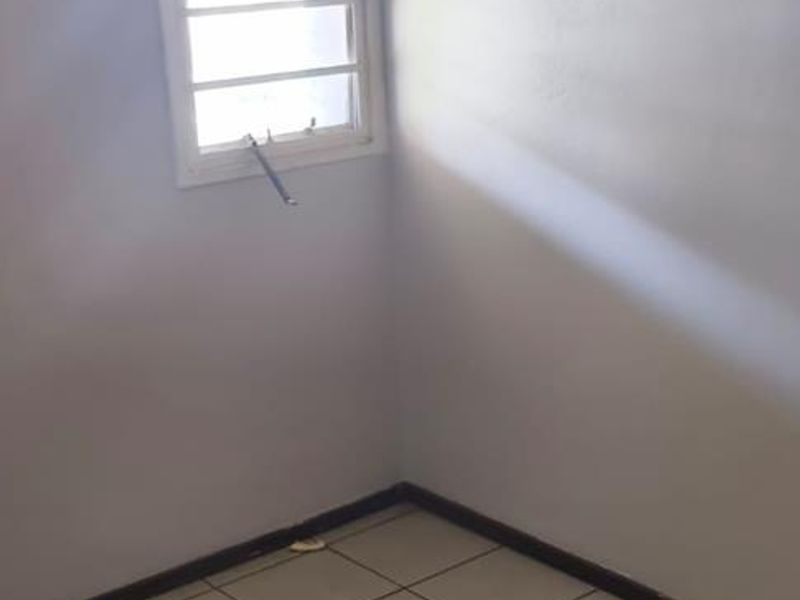 perfect beginner townhouse ideal for single or small family - Photo 2