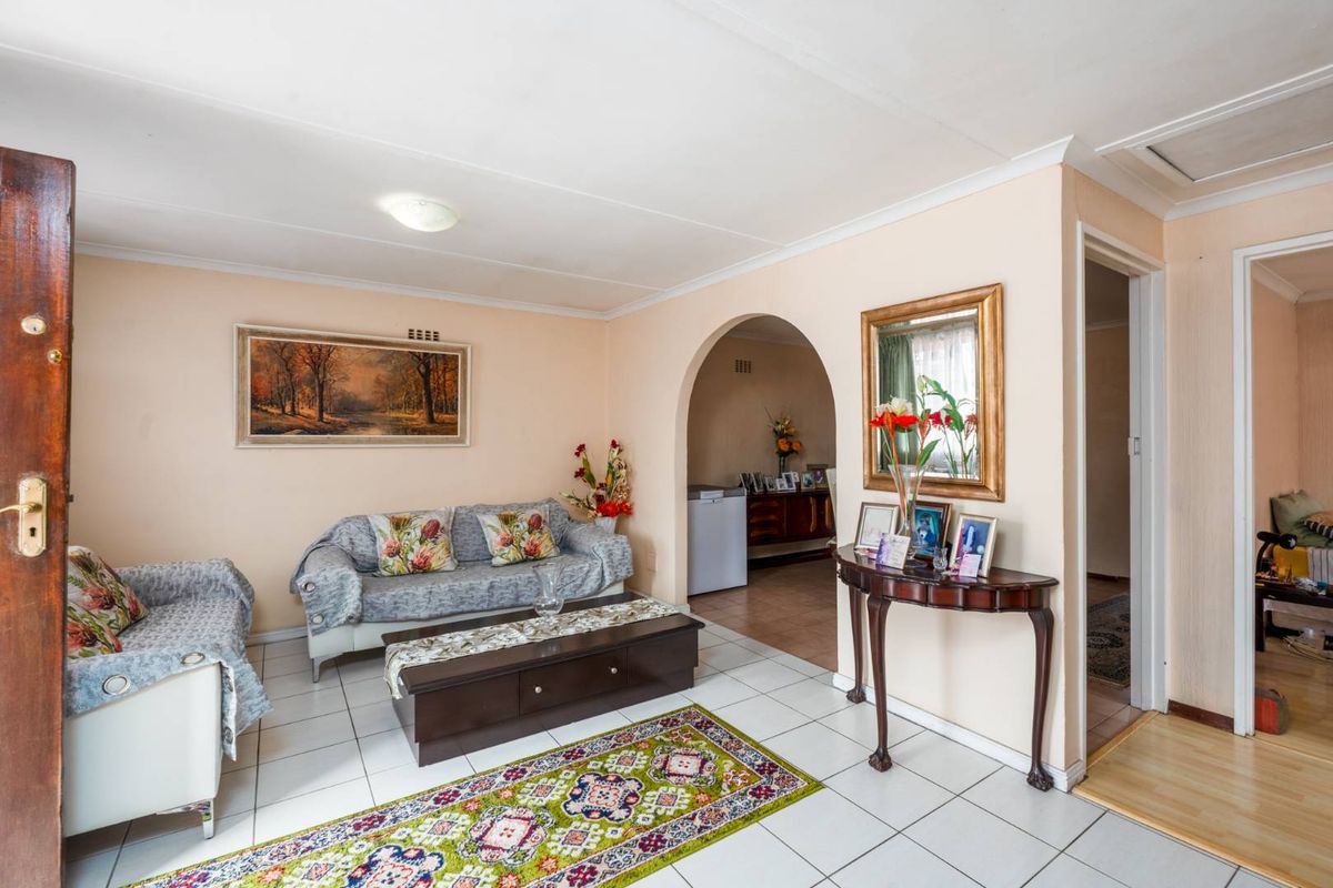 Discover Your Dream Home: Comfort and Convenience Combined!" - Photo 2