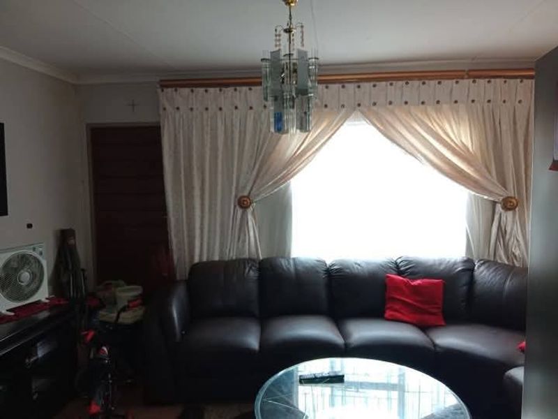 2 Bedroom, 1 Bathroom House for Sale in Lotus Gardens - Photo 7