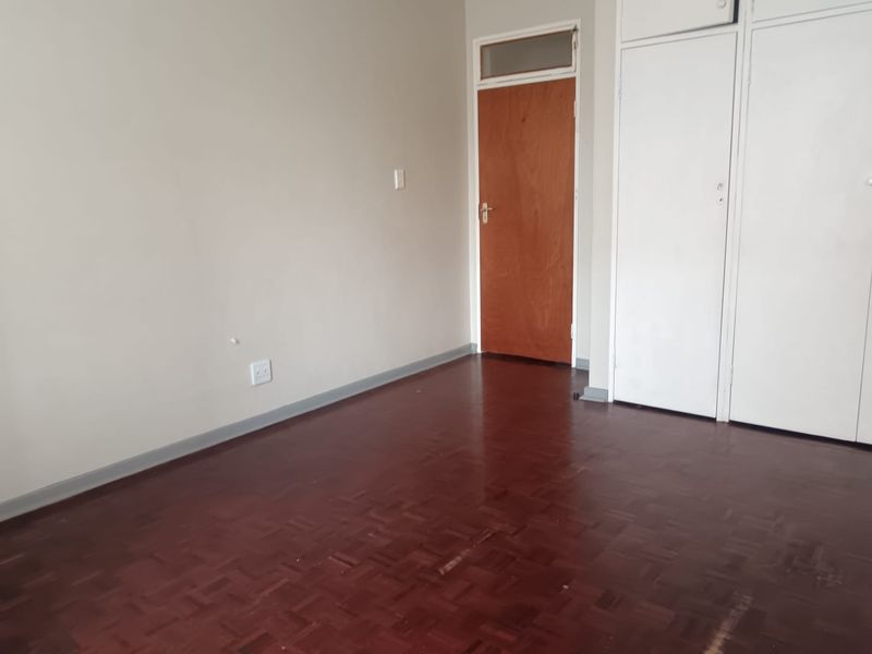 Modern 3-bedroom 2- bathroom 1st floor apartment with sun room and pool area in walking distance from Germiston Lake - Photo 10
