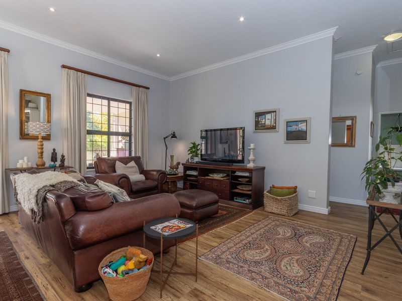 Elegant Home Perfectly Positioned For Privacy - Photo 8