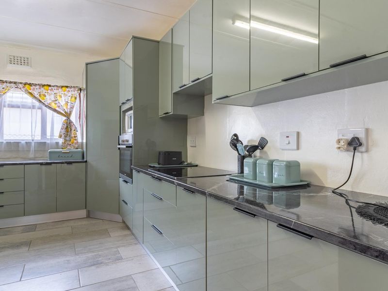 A Classic Parow Treasure, Freshly Updated for Modern Families - Photo 9