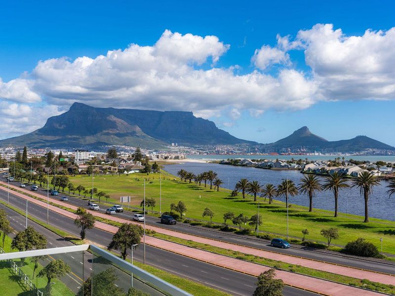 Spacious One Bedroom Apartment With Breathtaking Views - Photo 2