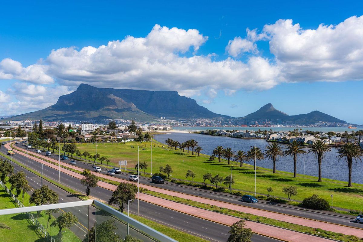 Spacious One Bedroom Apartment With Breathtaking Views - Photo 2