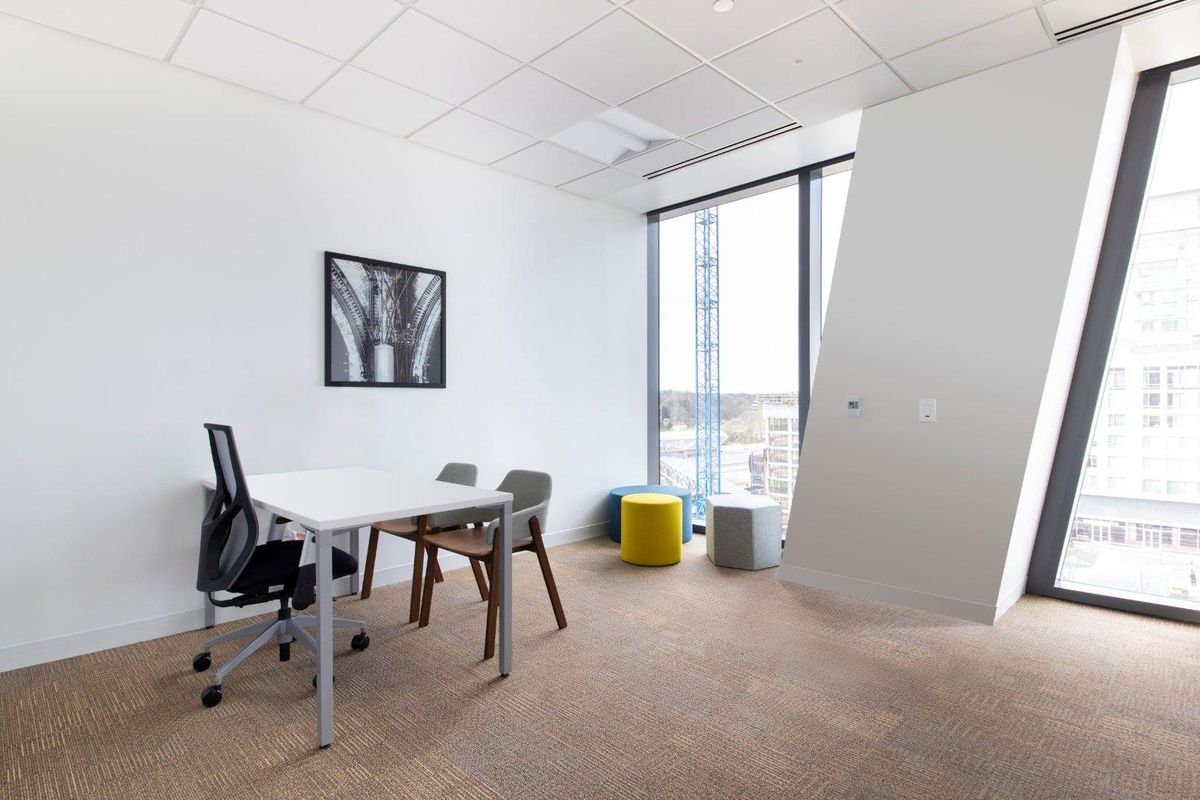 Fully serviced private office space for you and your team in Spaces 50 Long Street. - Photo 2