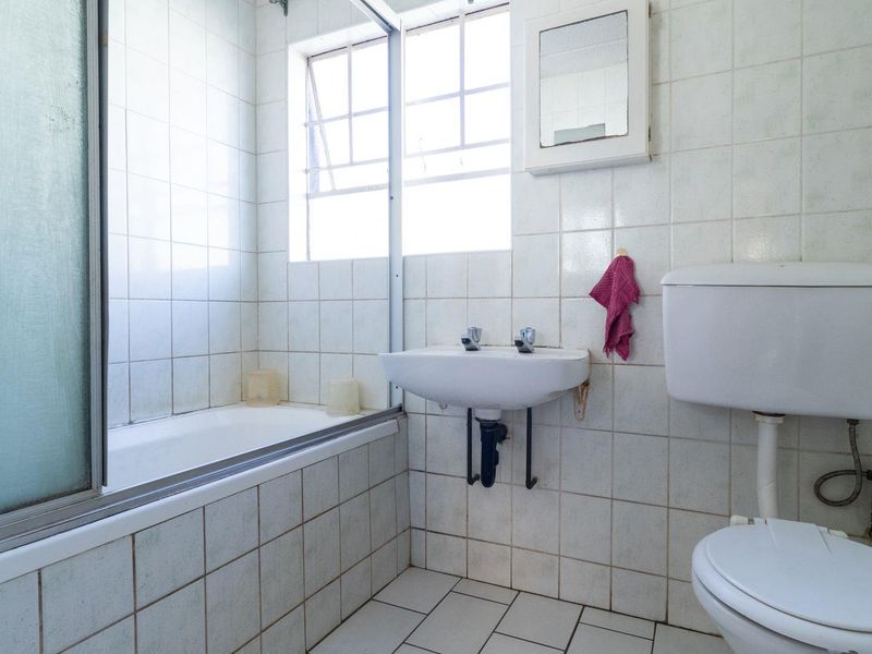 Kemptonian Comfort: Spacious 2-Bedroom Awaits - Photo 9