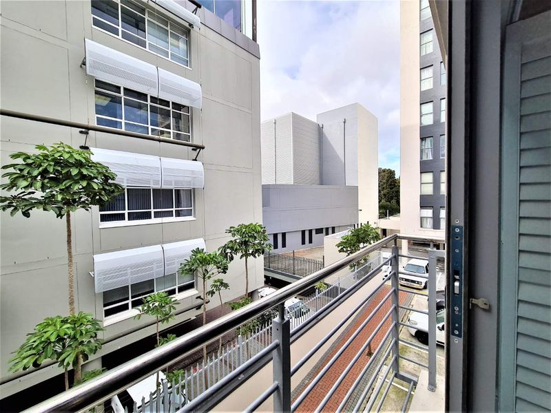 Modern & Secure 2 Bedroom Apartment - Photo 2