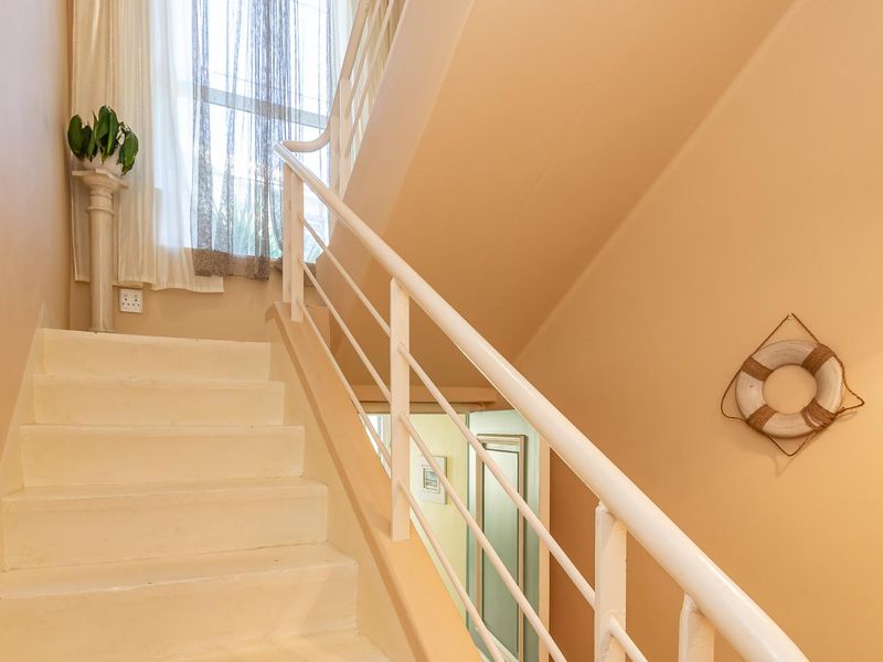 Spacious Coastal Villa – Ideal Lock-Up-and-Go or Permanent Residence - Photo 4