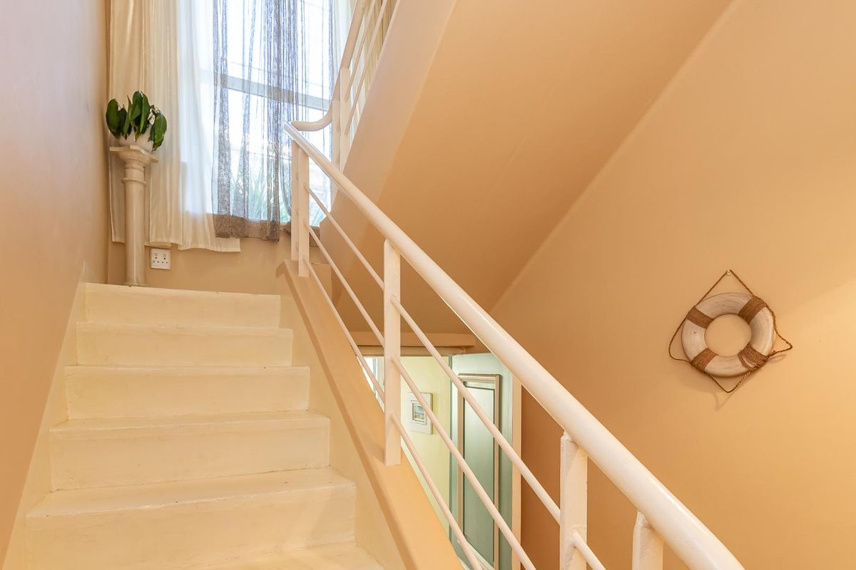 Spacious Coastal Villa – Ideal Lock-Up-and-Go or Permanent Residence - Photo 4