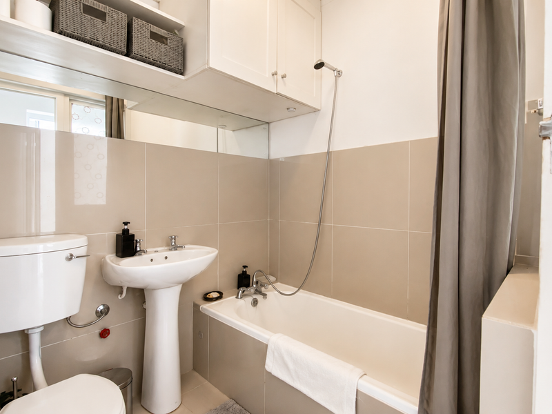 Secure Furnished Studio with Patio & Parking - Tamboerskloof - Photo 5