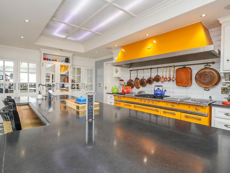 Extraordinary Estate Residence Offering Exceptional Space, Luxury and Versatility - Photo 4