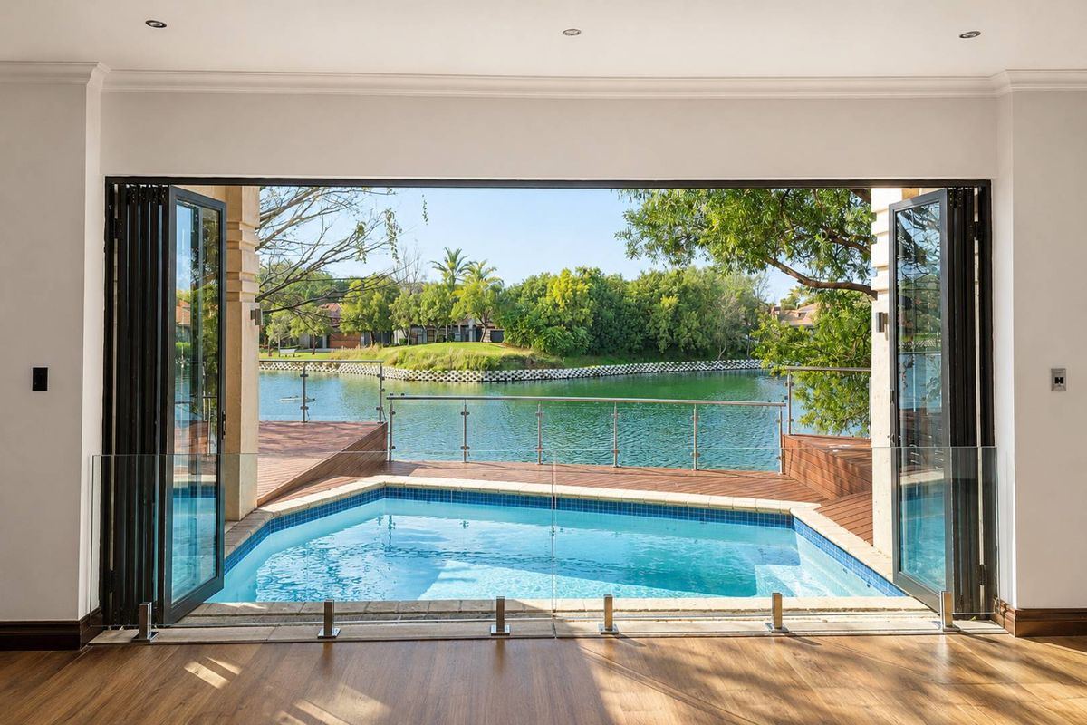 Beautiful Open-Plan Family Home on Internal Lake - Photo 5