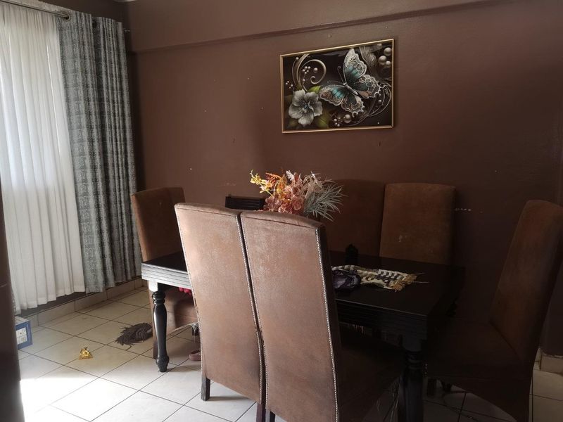 2 Bedroom Spacious Upstairs Unit For Sale. - Photo 7