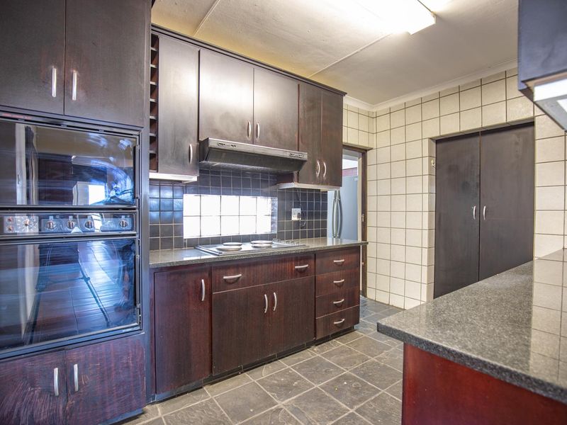 Magnificent 3 bedroom furnished Property in Waterkloof Ridge!  Ideal for an Embassy or Executive. - Photo 4