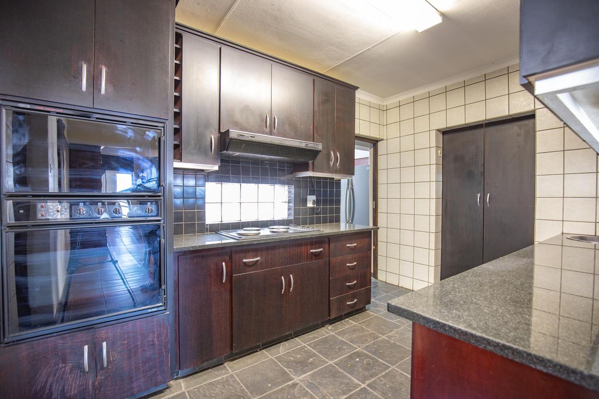 Magnificent 3 bedroom furnished Property in Waterkloof Ridge!  Ideal for an Embassy or Executive. - Photo 4