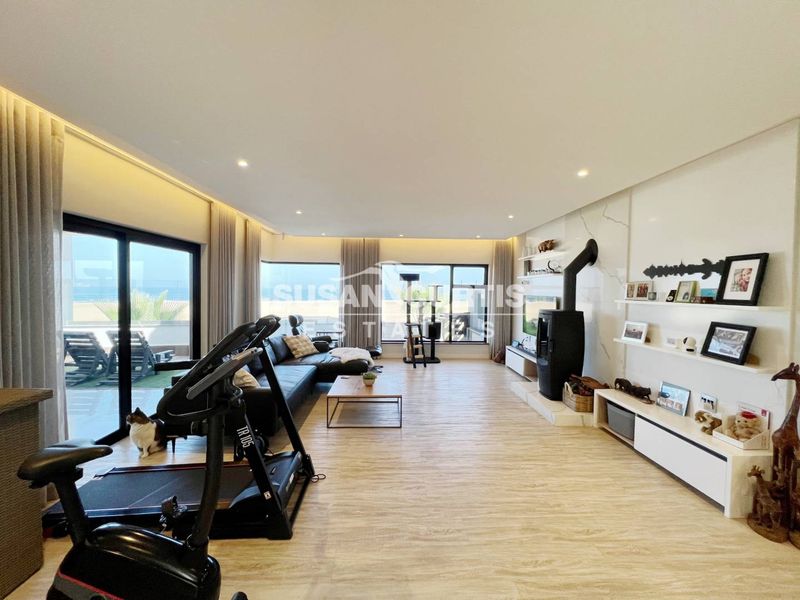 Stunning Modern Beachfront Home – Your Dream Coastal Retreat Awaits! - Photo 3