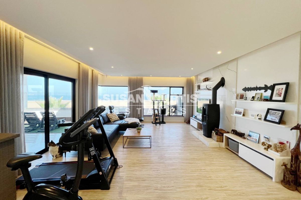 Stunning Modern Beachfront Home – Your Dream Coastal Retreat Awaits! - Photo 3