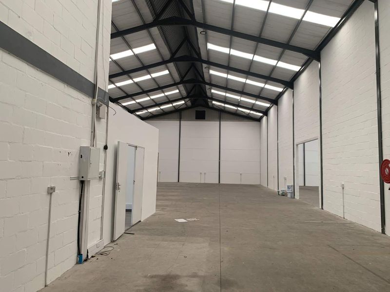Prime Warehouse Space: Secure Location & Modern Amenities - Photo 3