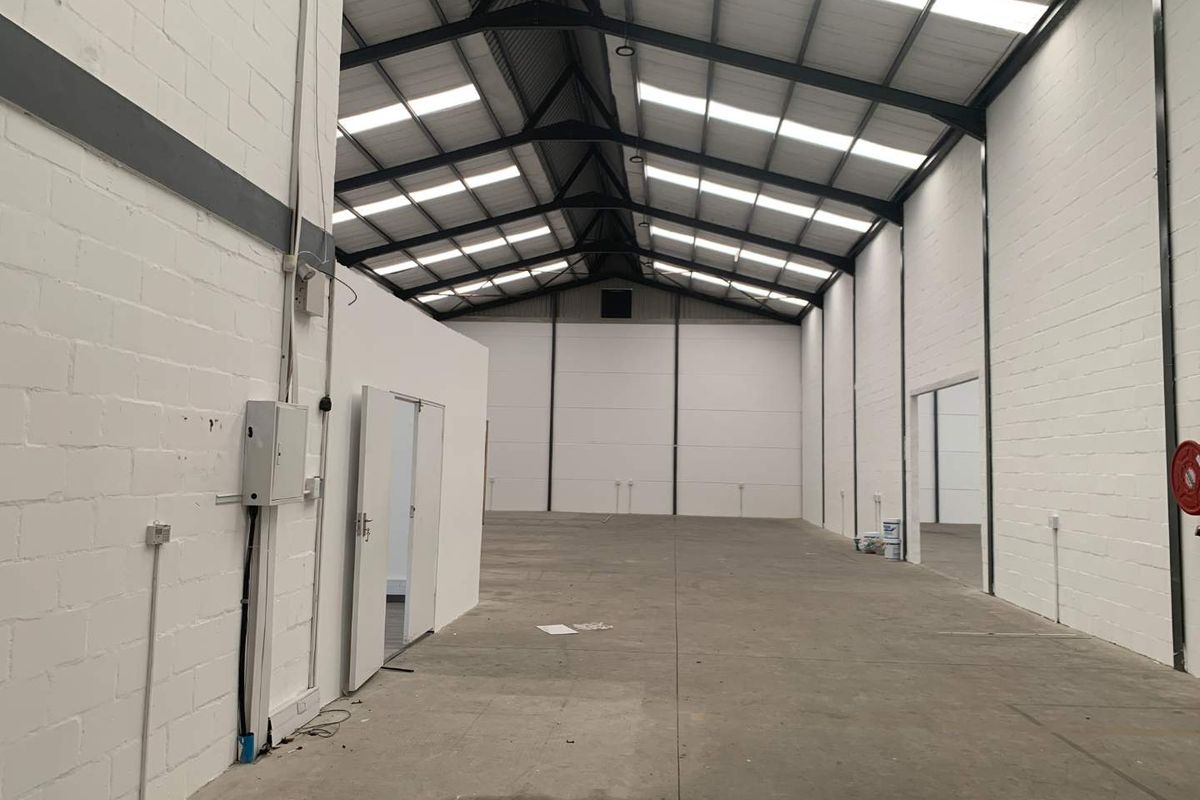 Prime Warehouse Space: Secure Location & Modern Amenities - Photo 3