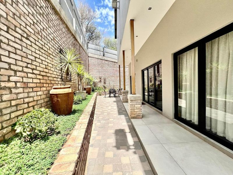 3 Bedroom Townhouse For Sale in Klein Windhoek - Photo 2