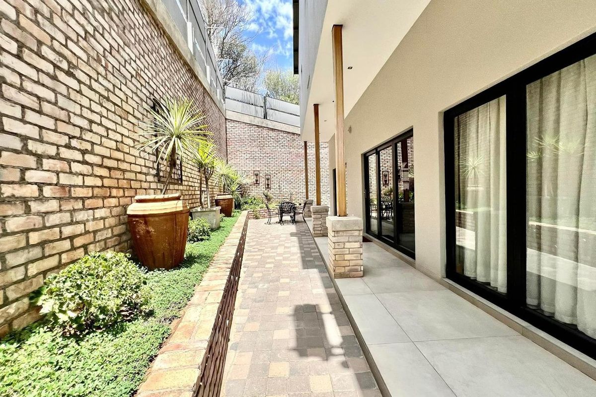 3 Bedroom Townhouse For Sale in Klein Windhoek - Photo 2