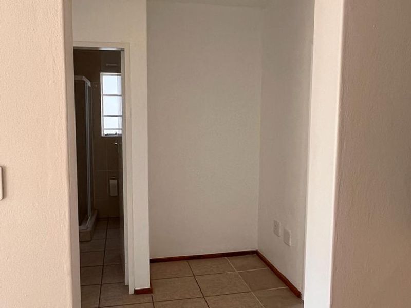 Sunny ground floor unit for sale in Elwood Complex, Rynfield - Photo 4