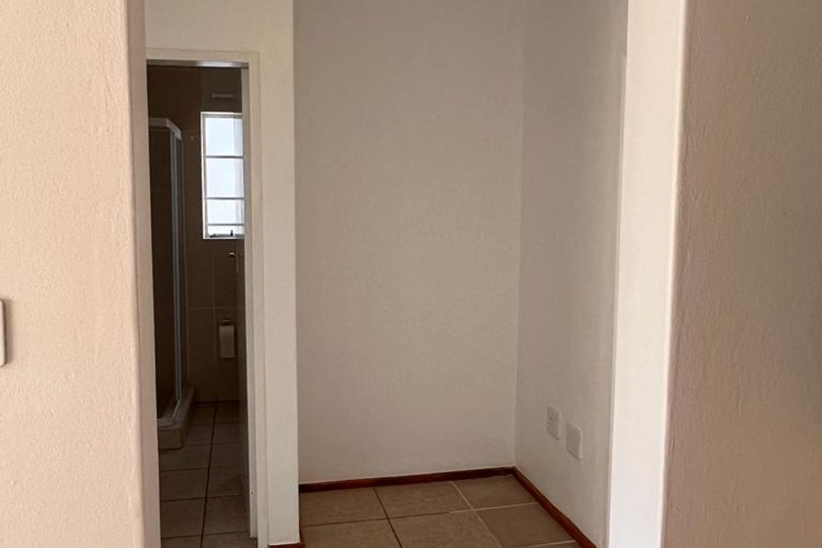 Sunny ground floor unit for sale in Elwood Complex, Rynfield - Photo 4